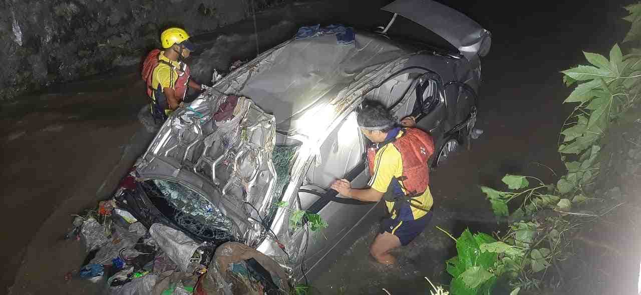 हादसा: कार समेत उफनते नाले में बह गए दो लोग, एक बच गया, दूसरा अब तक लापता