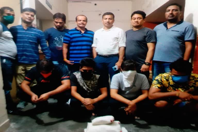 आईपीएल में सट्टेबाजी करने वाले गिरोह के चार सदस्यओं को लाखों के कैश के साथ किया गिरफ्तार