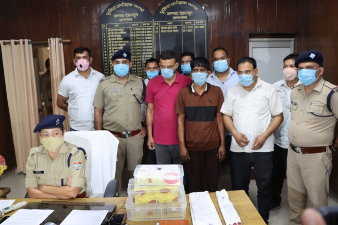 शिकंजा: पुलिस ने दबोचे शातिर चोर, चार लाख का माल बरामद