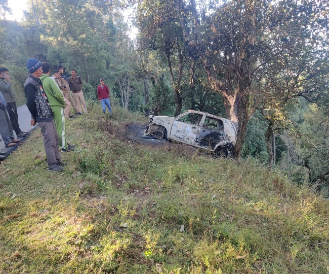 सनसनीखेज घटनाः तड़के कार में मिला एक जला शव,दूसरा अधजला गंभीर