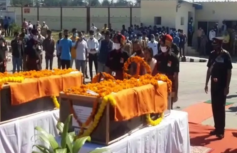 शहीदों के पार्थिव शरीर पहुंचे जॉलीग्रांट एयरपोर्ट, कैबिनेट मंत्री ने दी श्रद्धांजलि