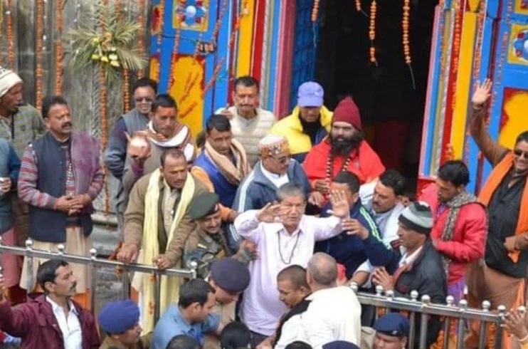 सियासत गरमः मोदी से पहले केदारनाथ पहुंचे हरीश रावत
