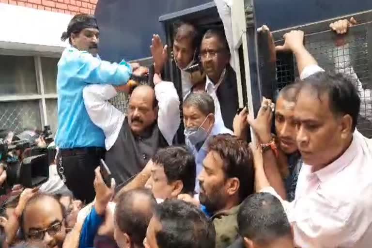 लखीमपुर हिंसाः एसएसपी कार्यालय धरना देने पहुंचे हरीश गिरफ्तार