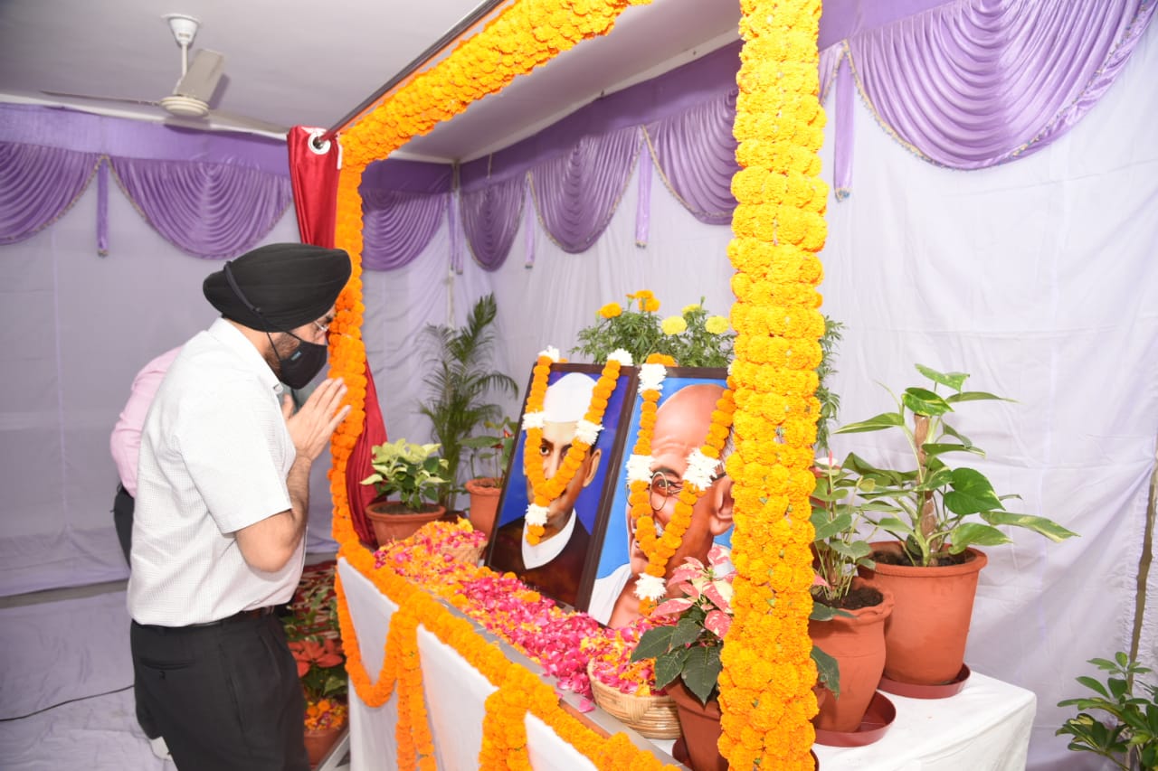 सैल्यूट: मुख्य सचिव ने बापू और शास्त्री को किए श्रद्धासुमन अर्पित