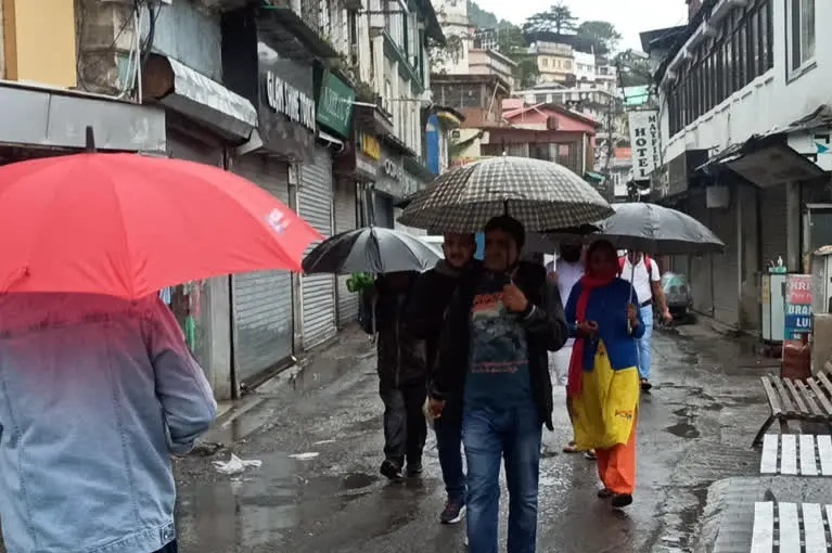 मसूरी में झमाझम बारिश से सुहावना हुआ मौसम, सैलानी जमकर उठा रहे लुत्फ