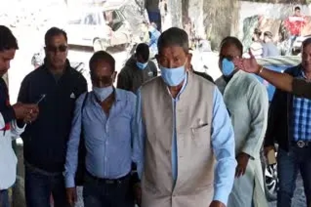 पार्किंग का हरदा ने किया निरीक्षण, लेटलतीफी पर सरकार को सुनाई खरी-खोटी