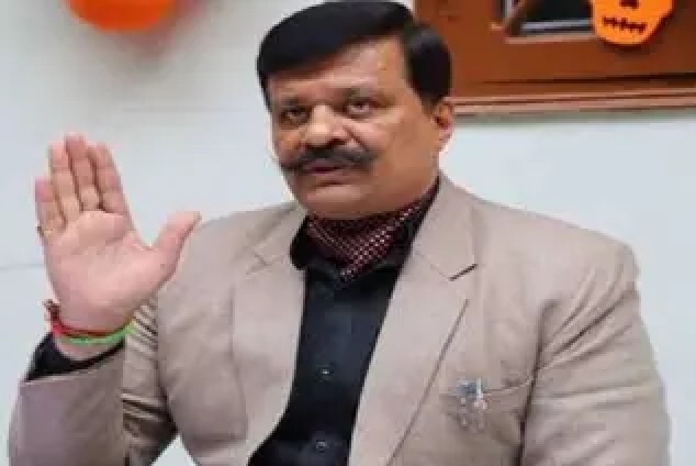 मंच से उतारे गए विधायक चैपियन, कार्यक्रम छोड़ गुस्से में पहुंचे घर