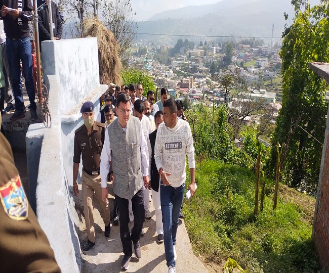 सीएम धामी नें पीड़ितों से मिलकर हर संभव मदद का दिया आश्वासन