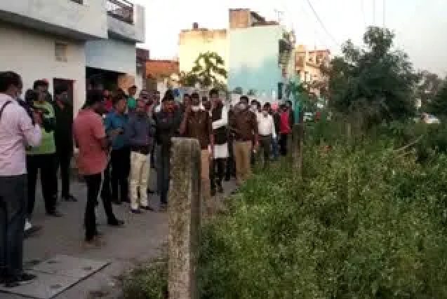 ब्रेकिंग न्यूज़:  पंद्रह साल की किशोरी की गला रेतकर बेहरहमी से हत्या
