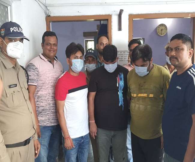 आईपीएल में सट्टा लगाते तीन व्यापारी समेत चार गिरफ्तार