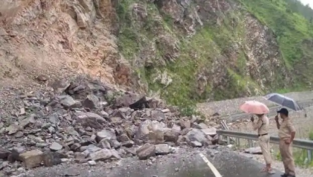 केदारनाथ हाईवे पर हुई पत्थरों की बरसात