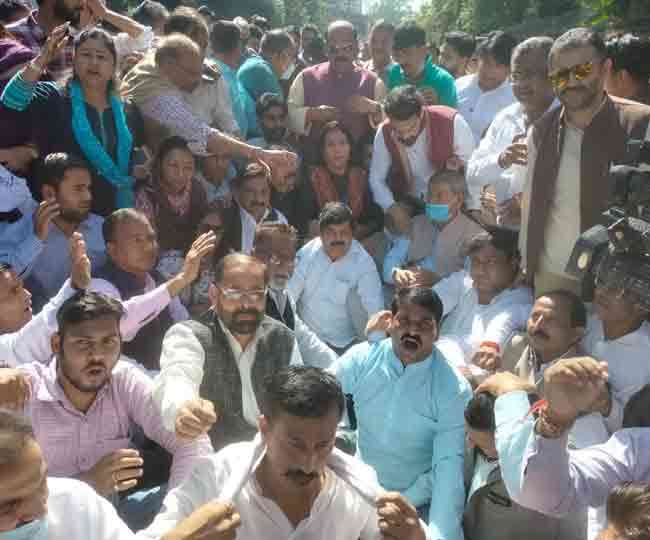 आपदाग्रस्त क्षेत्रों में लोगाें की समस्याओं के निराकरण की मांग को लेकर कांग्रेस ने दिया धरना