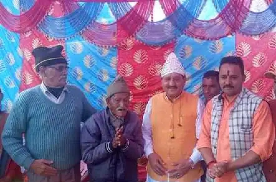 सड़क बनने पर ग्रामीणों ने पहनाया विधायक को चांदी का मुकुट