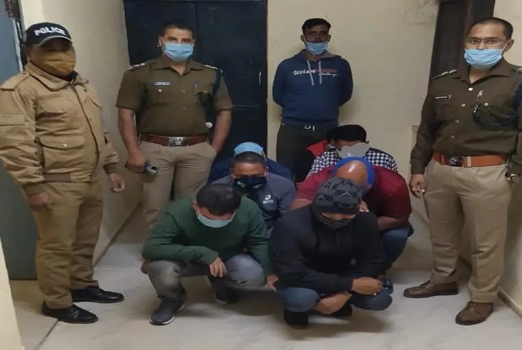 जुआ खेलते सात गिरफ्तार, हजारों की नकदी बरामद