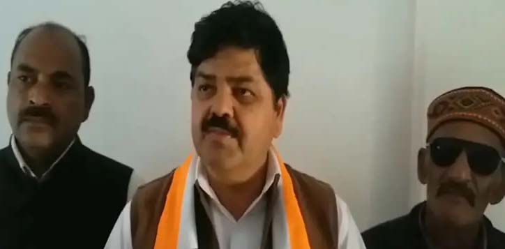 शहीद के परिजनों का सरकार पर गुमराह करने का आरोप गांधी पार्क के सामने धरने पर बैठे