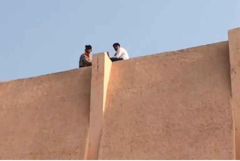 कॉलेज में ऑडिटोरियम की छत पर चढ़े छात्र, आत्महत्या की दी चेतावनी