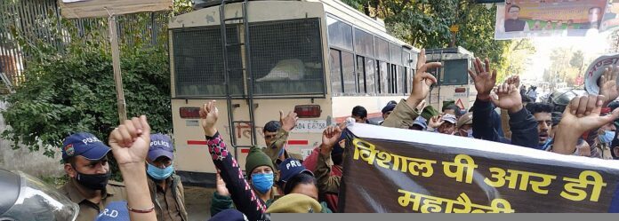पीआरडी जवानों का अपनी मांगों को लेकर सीएम आवास कूच
