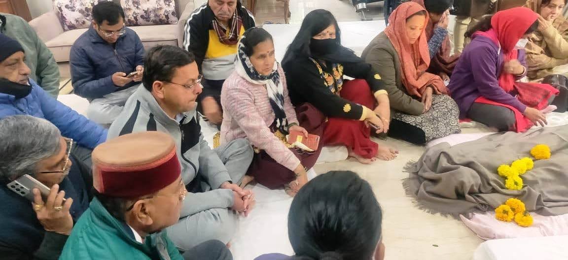 शोक: सीएम धामी ने दिवंगत विधायक हरबंस कपूर के आवास पर जाकर अर्पित की श्रद्धांजलि