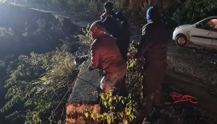 दुखद: गहरी खाई में गिरा ट्रक, दो लोगों की दर्दनाक मौत  संवाददाता