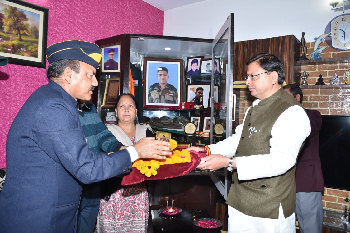 शहीद मेजर चित्रेश बिष्ट के घर पहुंचे सीएम धामी