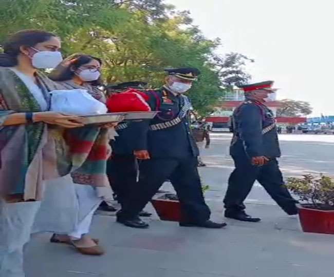 गंगा में विसर्जित हुईं महायोद्धा बिपिन रावत की अस्थियां, दोनों बेटियों ने निभाई रीति