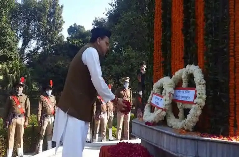 विजय दिवस पर सीएम धामी ने शहीदों को दी श्रद्धांजलि