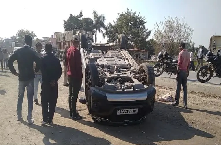 बाइक को बचाने के चक्कर में पलटी कार, दो घायल