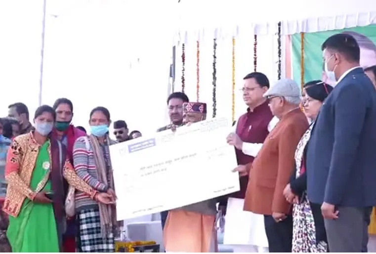 सीएम का नैनीडांडा में जोरदार स्वागत, विकास योजनाओं का किया शिलान्यास