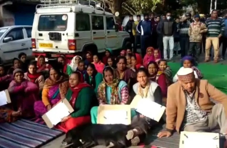 हत्याकांड: खुलासा न होने पर ग्रामीणों में आक्रोश, एनएच पर लगाया जाम