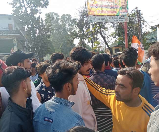 प्रदर्शन के दौरान कांग्रेस के दो गुट भिड़े