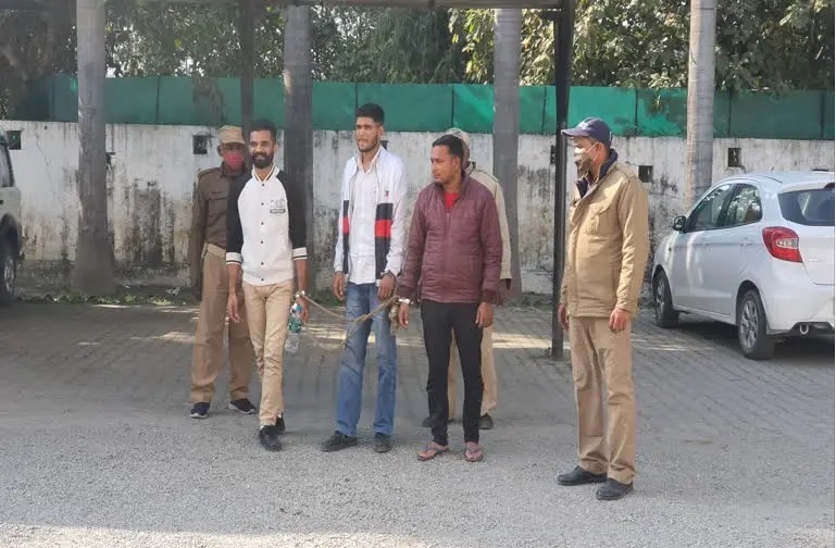 तीन तमंचे व 10 जिंदा कारतूस के साथ तीन आरोपी गिरफ्तार