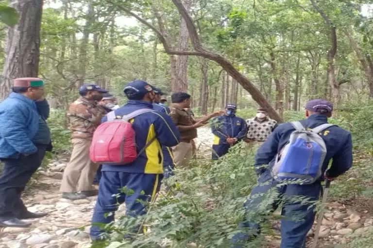 जंगल में पेड़ से लटकता मिला सेनेटरी इंस्पेक्टर का शव