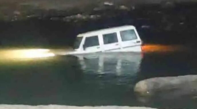 पार्किंग में खड़ी कार गंगा में जा गिरी, हड़कंप