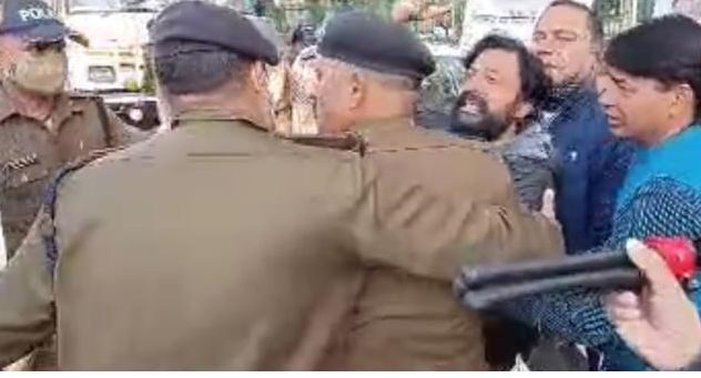 स्थाई राजधानी गैरसैंण बनाने की मांग को लेकर अनशन पर बैठे काशी को पुलिस ने उठाया