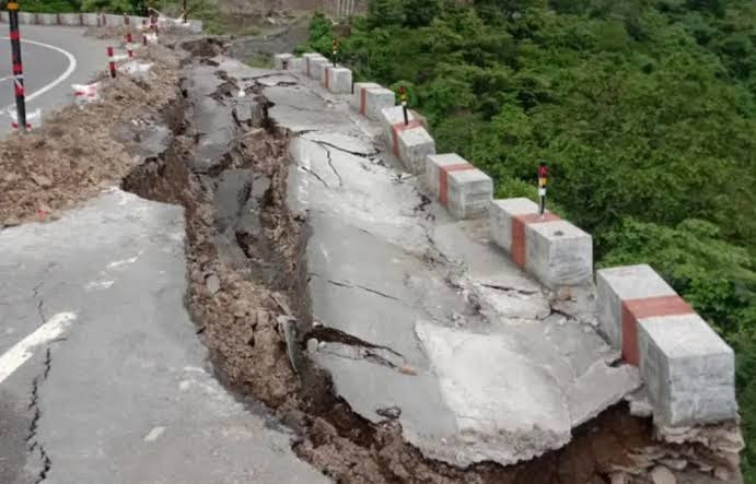 आफत: भू-धंसाव की चपेट में आया बदरीनाथ हाईवे, कई हिस्सों में पड़ गयीं एक से दो मीटर तक दरारें