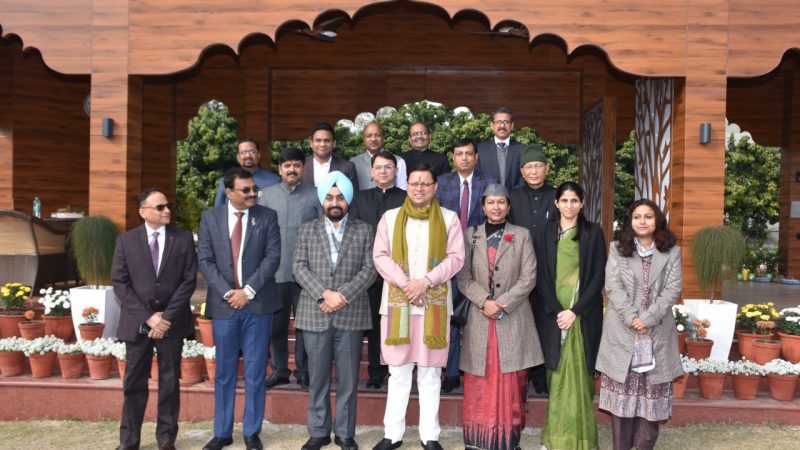बधाई: प्रशासनिक सेवा के वरिष्ठ अधिकारियों ने मुख्यमंत्री धामी से भेंट कर दी नववर्ष की शुभकामनाएं