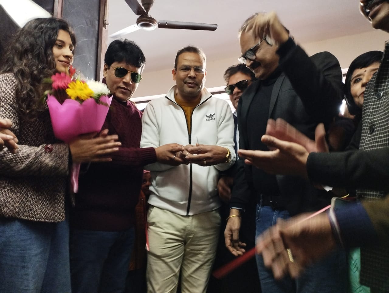 फिल्म प्रदर्शन: समाजसेवी डॉ राजे नेगी ने रिबन काटकर किया हिंदी फीचर फिल्म ‘कलरव’ के पहले शो का शुभारंभ
