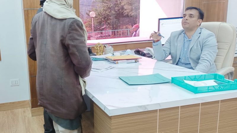 जनता दरबार: डीएम टिहरी डॉ. सौरभ गहरवार ने सुनीं लोगों की समस्याएं, संबंधित विभागों को दिए निस्तारण के निर्देश