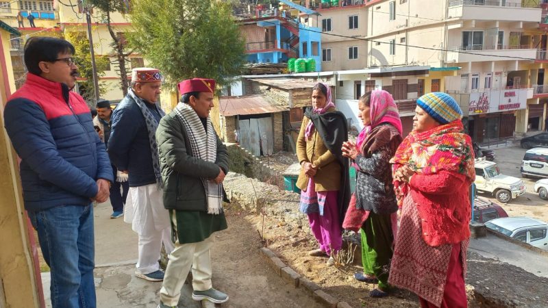 कर्तव्य: कैबिनेट मंत्री ने जोशीमठ में सम्भाला मोर्चा, सारे कार्यक्रम रद्द कर प्रभावितों को राहत पहुंचाने में जुटे डॉ धन सिंह रावत