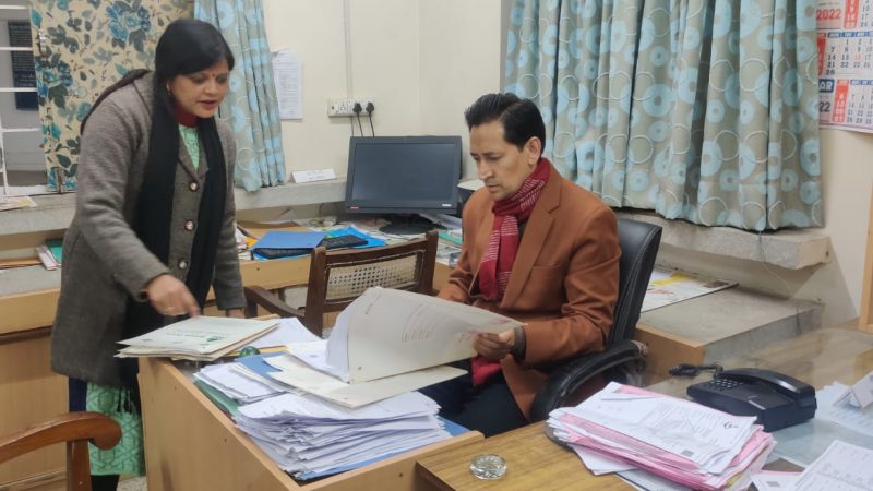 एक्शन: अव्यवस्थाओं पर सख्त़ हुए कमिश्नर दीपक रावत, आरटीओ से मांगा स्पष्टीकरण और दुकानदार को कराया गिरफ्तार