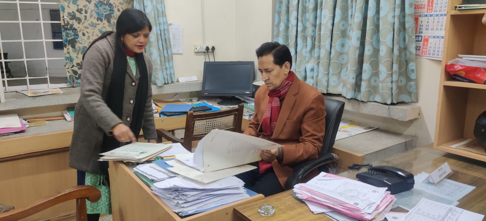 एक्शन: अव्यवस्थाओं पर सख्त़ हुए कमिश्नर दीपक रावत, आरटीओ से मांगा स्पष्टीकरण और दुकानदार को कराया गिरफ्तार