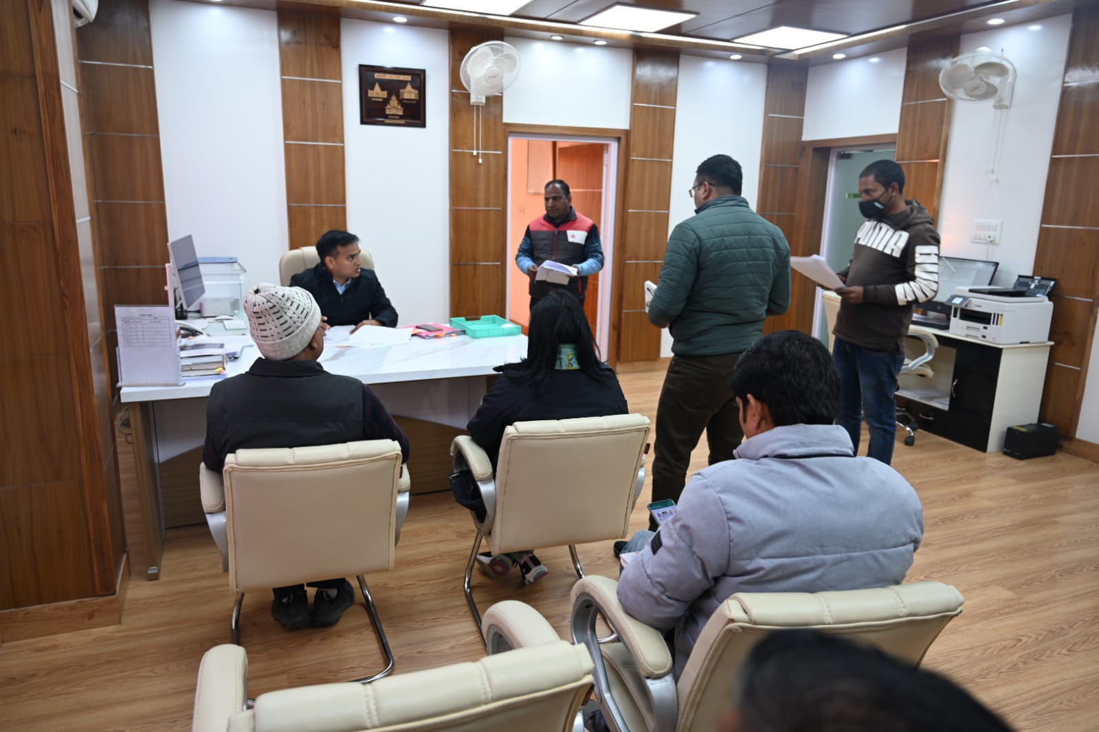 सुनवाई: जनता दरबार में डीएम डाॅ सौरभ गहरवार ने सुनीं लोगों की शिकायतें, संबंधित अधिकारियों को दिए कार्रवाई के निर्देश