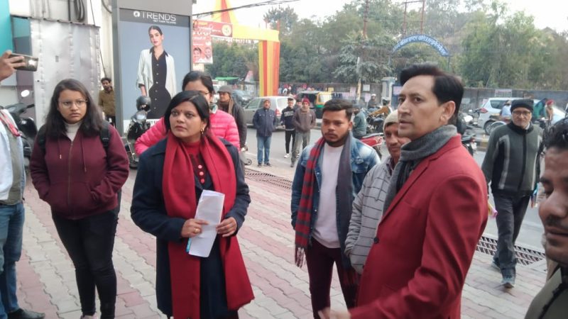 एक्शन: नियम-कायदों  को परखने पैदल ही शहर में निकल पड़े कमिश्नर दीपक रावत, अनियमितता मिलने पर की सख़्त कार्रवाई