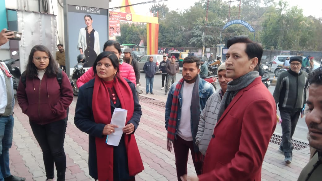 एक्शन: नियम-कायदों  को परखने पैदल ही शहर में निकल पड़े कमिश्नर दीपक रावत, अनियमितता मिलने पर की सख़्त कार्रवाई