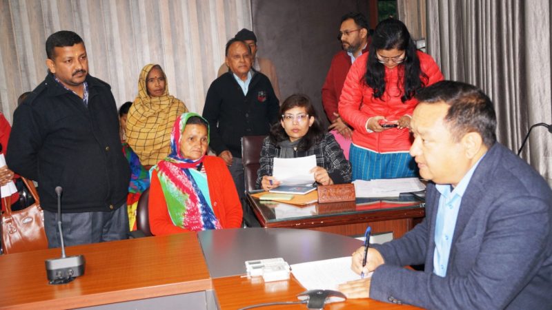 सुनवाई: डीएम धीराज सिंह गर्ब्याल ने जनता दरबार लगाकर सुनीं फरियादियों की समस्याएं, संबंधित विभागों को दिए कार्रवाई के निर्देश