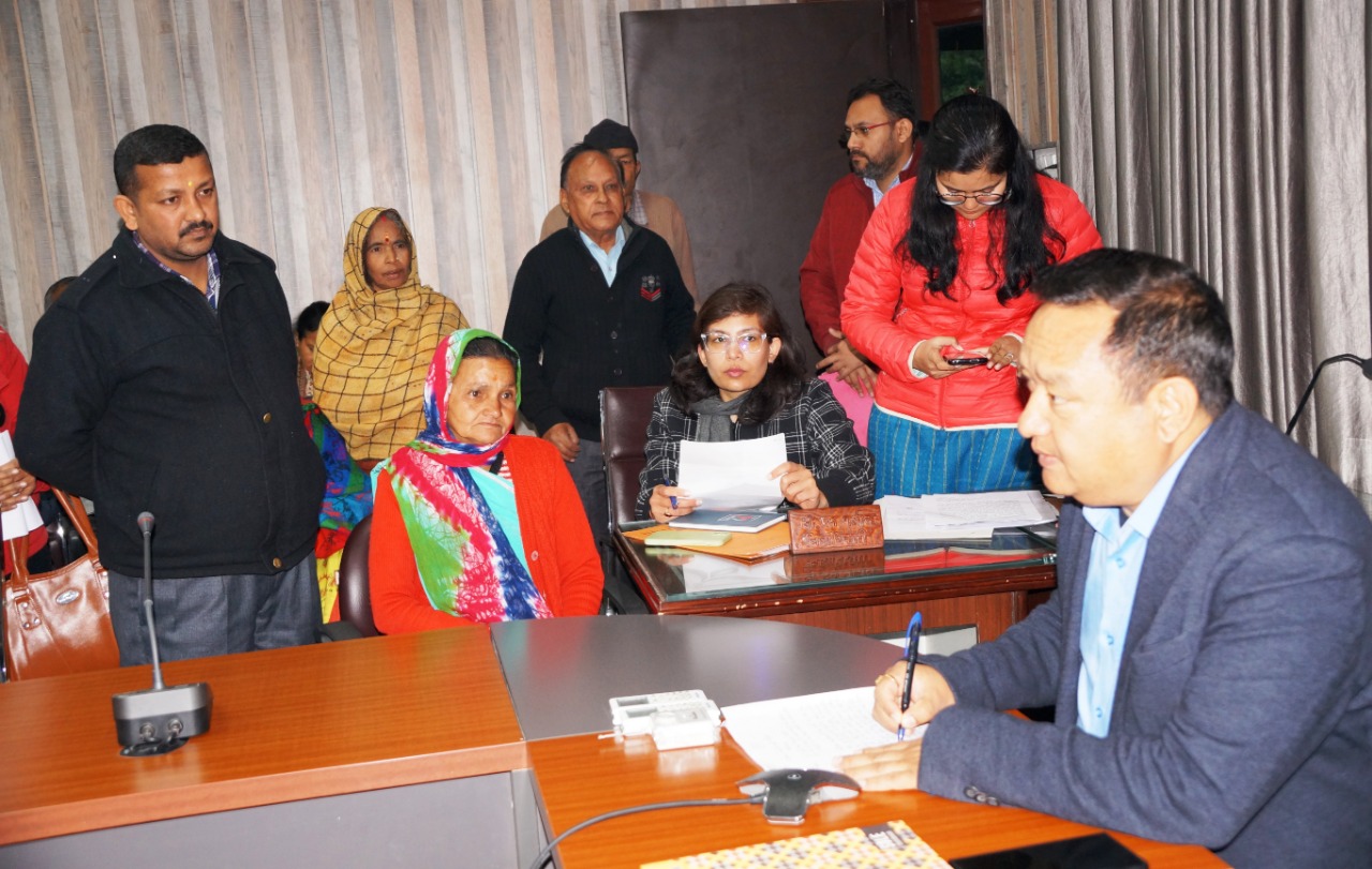 सुनवाई: डीएम धीराज सिंह गर्ब्याल ने जनता दरबार लगाकर सुनीं फरियादियों की समस्याएं, संबंधित विभागों को दिए कार्रवाई के निर्देश