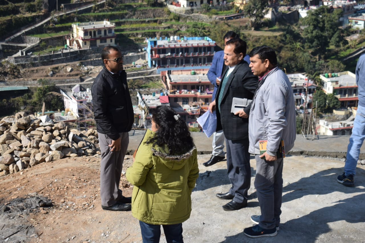 जायजा: जिलाधिकारी ने किया मोटर मार्ग, गर्ल्स इंटर काॅलेज व राजकीय महाविद्यालय का औचक निरीक्षण