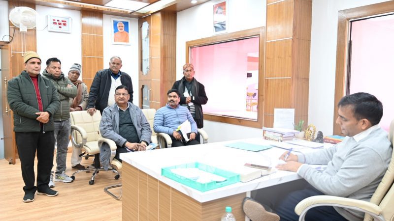 सुनवाई : डीएम डाॅ सौरभ गहरवार ने जनता दरबार में सुनीं जन शिकायतें, संबंधित विभागों को दिए तय समय में निस्तारण करने के निर्देश