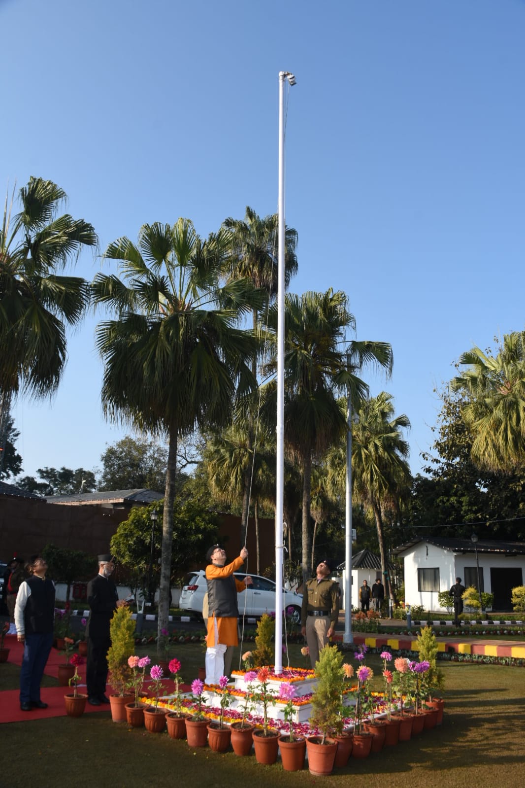 जयहिंद: गणतंत्र दिवस पर सीएम धामी ने अपने आवास पर फहराया राष्ट्रीय ध्वज, प्रदेशवाशियों को दीं शुभकामनाएं
