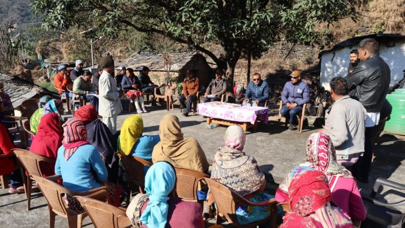 सुशासन: ग्रामीणों से मिलने दो किमी पैदल चलकर पहुंचे जिलाधिकारी, ‘ग्राम चौपाल’ लगाकर सुनीं उनकी समस्याएं